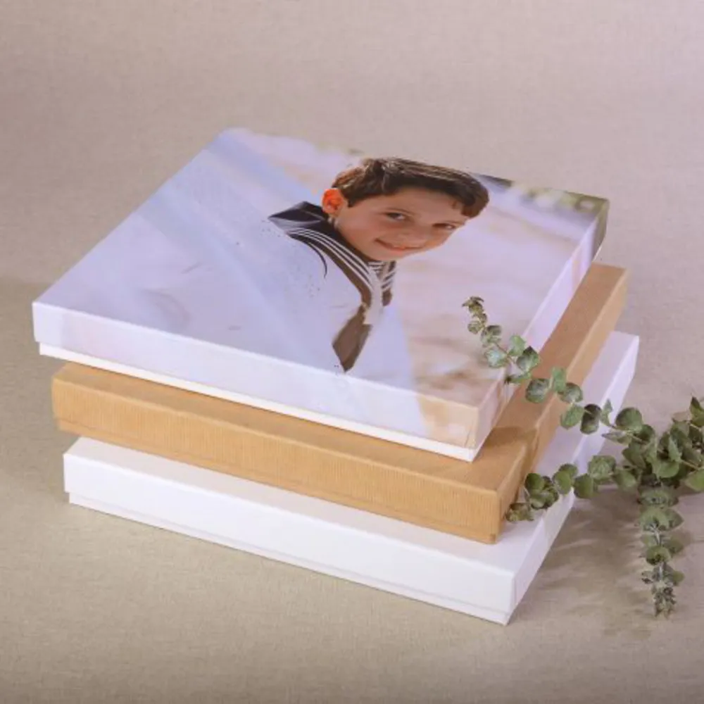 Caja de Cartón Blanca-Negra-Kraft