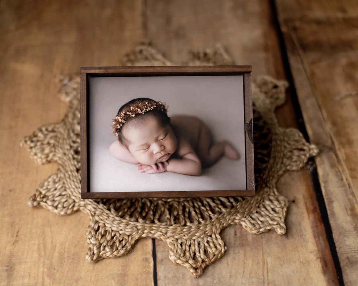 Caja de madera con tapa metacrilato y fotos sobre cartulina rígida