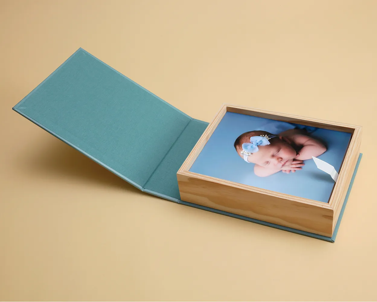 Caja Alcalá con fotos sobre cartulina rígida